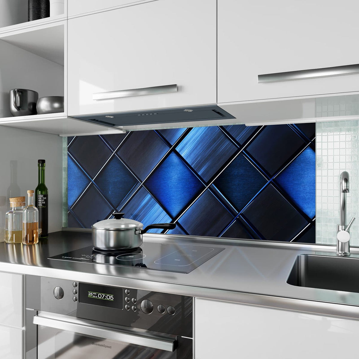 Küchenrückwand aus Glas Metallkacheln in Blau im Hochformat als Spritzschutz hinter dem Kochfeld, über dem Fliesenspiegel montiert