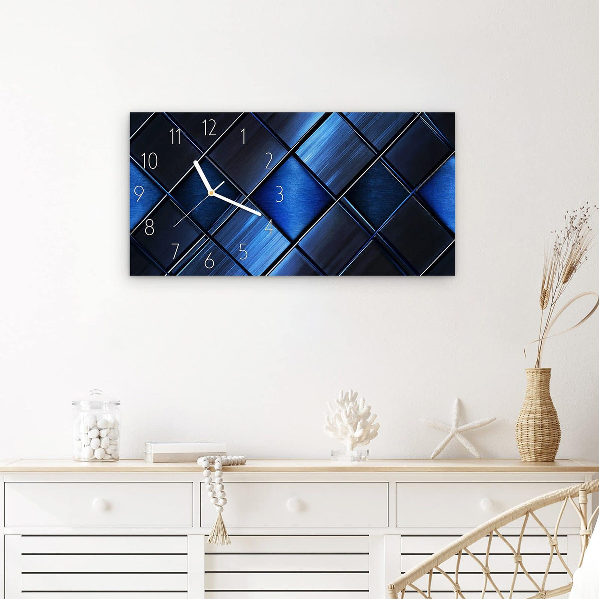 Wanduhr Blaue Kacheln aus Glas – Querformat 60 × 30 cm – Schräge Kacheln in Blautönen