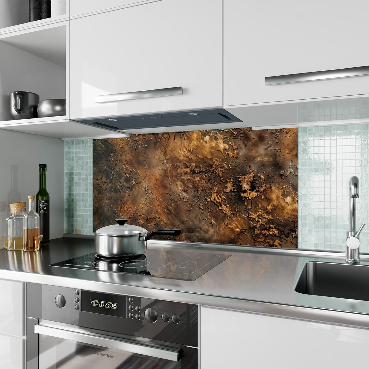 Küchenrückwand aus Glas Dunkle Bronzepatina im Hochformat als Spritzschutz hinter dem Kochfeld, über dem Fliesenspiegel montiert