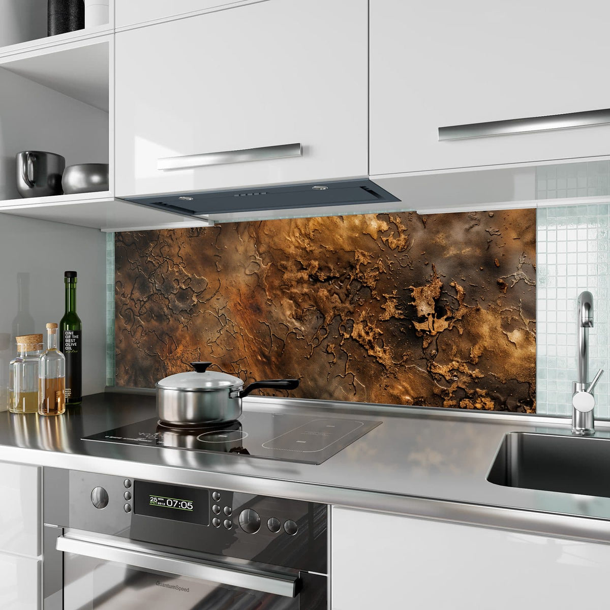 Küchenrückwand aus Glas Dunkle Bronzepatina im Hochformat als Spritzschutz hinter dem Kochfeld, über dem Fliesenspiegel montiert