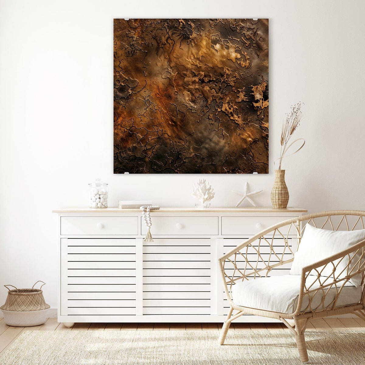 Glasbild Dunkle Bronzepatina an der Wand – Dunkelbraun-goldene, verkrustete Metalloberfläche mit aufgeplatzter Patina