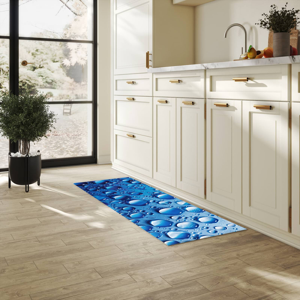 Schmutzabweisender Teppichläufer mit Motiv Wassertropfen in heller Küche