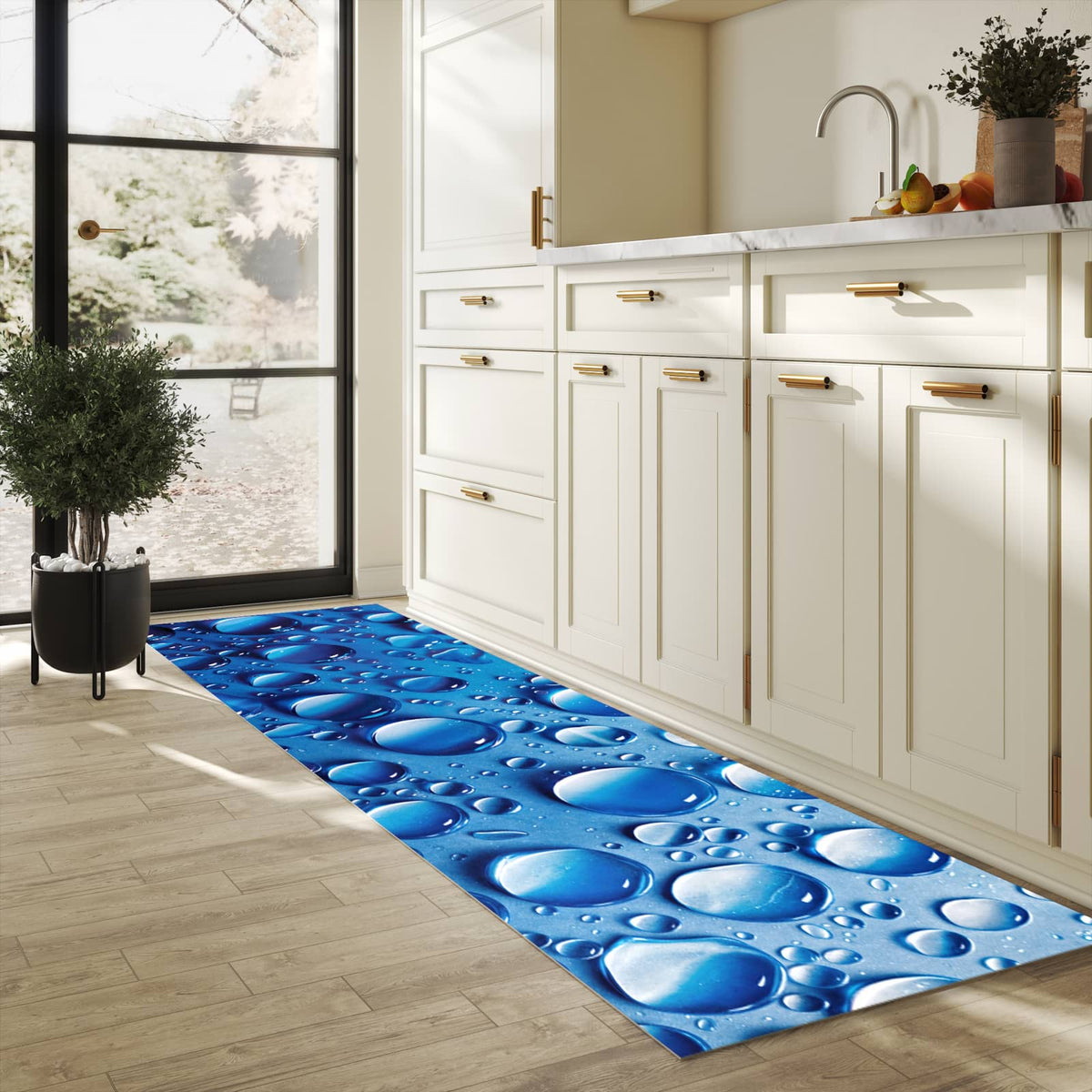 Dünner waschbarer Küchenteppich mit Motiv Wassertropfen für angenehme Haptik in heller Küche