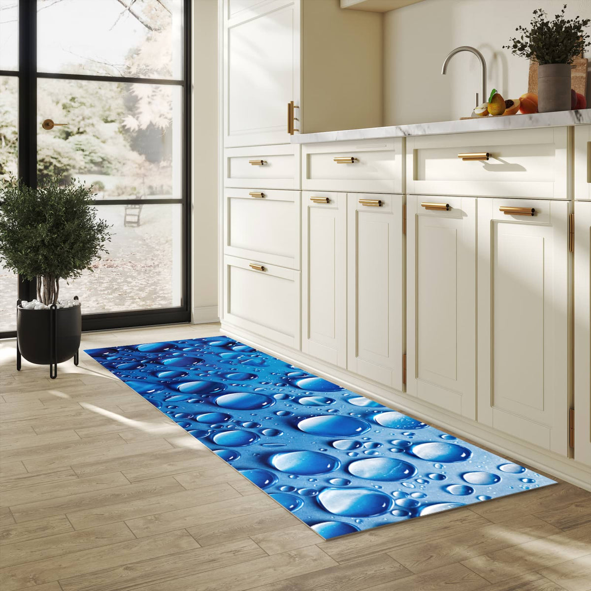 Rutschhemmender dünner Teppich mit Motiv Wassertropfen in heller Küche