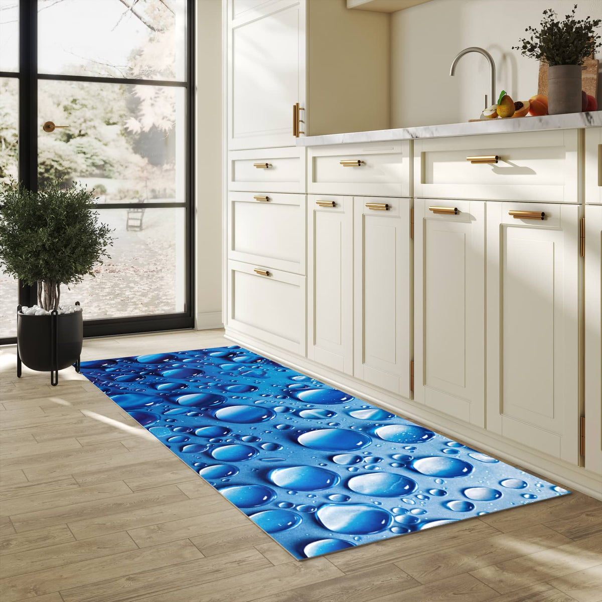 Strapazierfähiger Teppich für Esstisch mit Motiv Wassertropfen in heller Küche