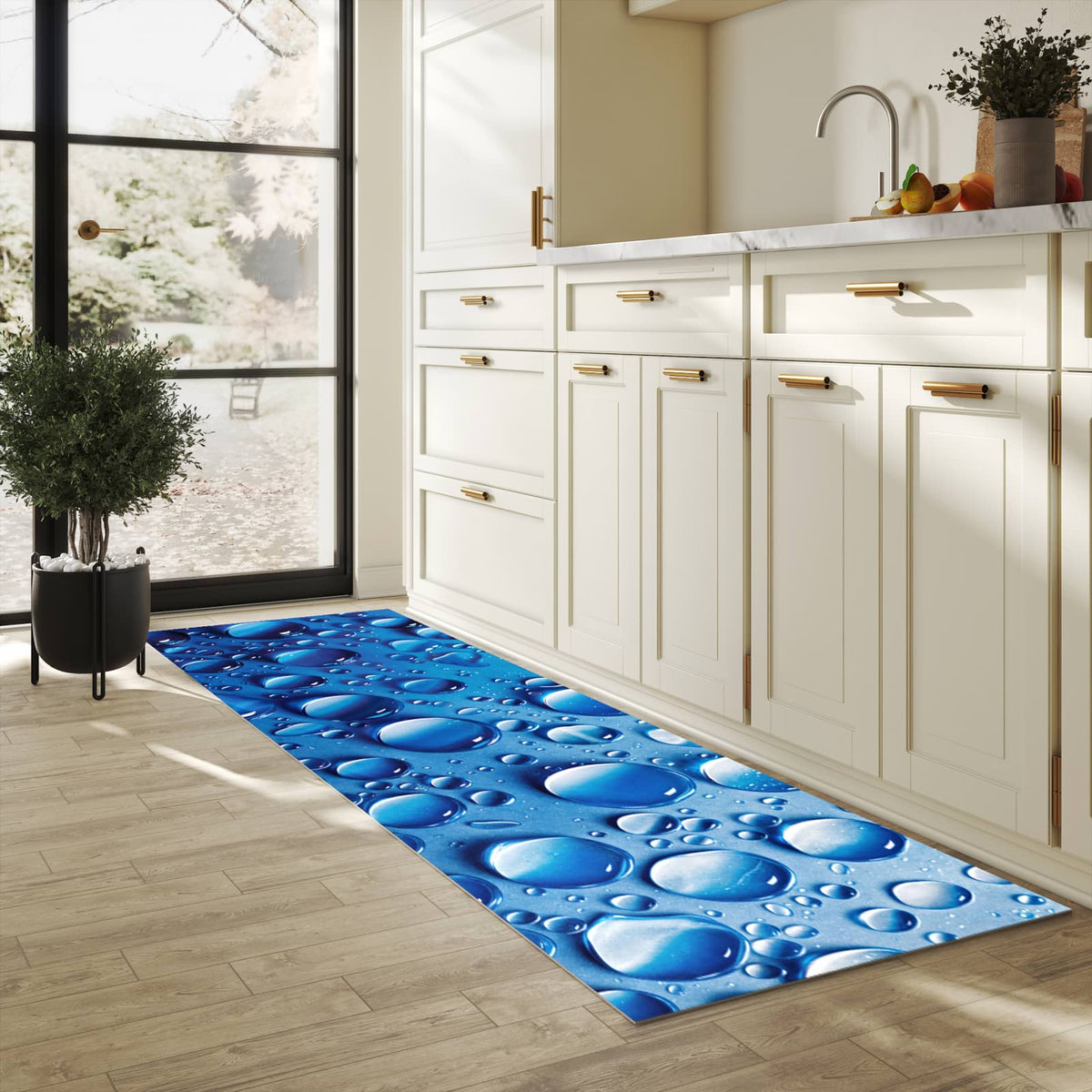 Rutschfester Küchenteppich mit Motiv Wassertropfen in heller Küche, einfach zu reinigen