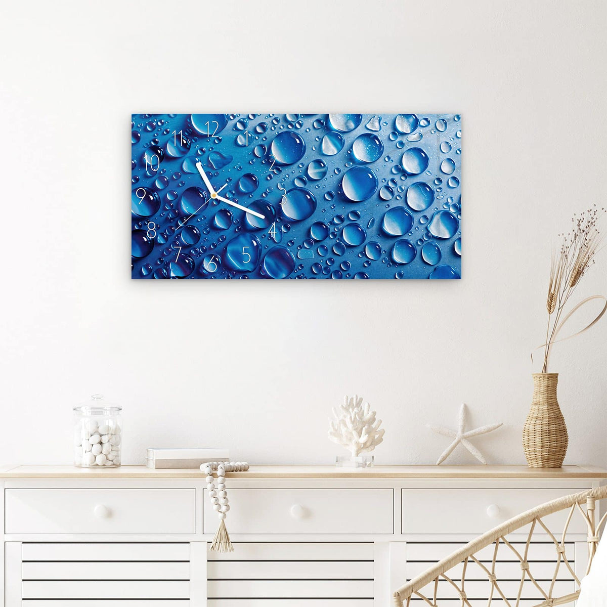 Wanduhr Wassertropfen aus Glas – Querformat 60 × 30 cm – Tropfen auf tiefblauer Fläche