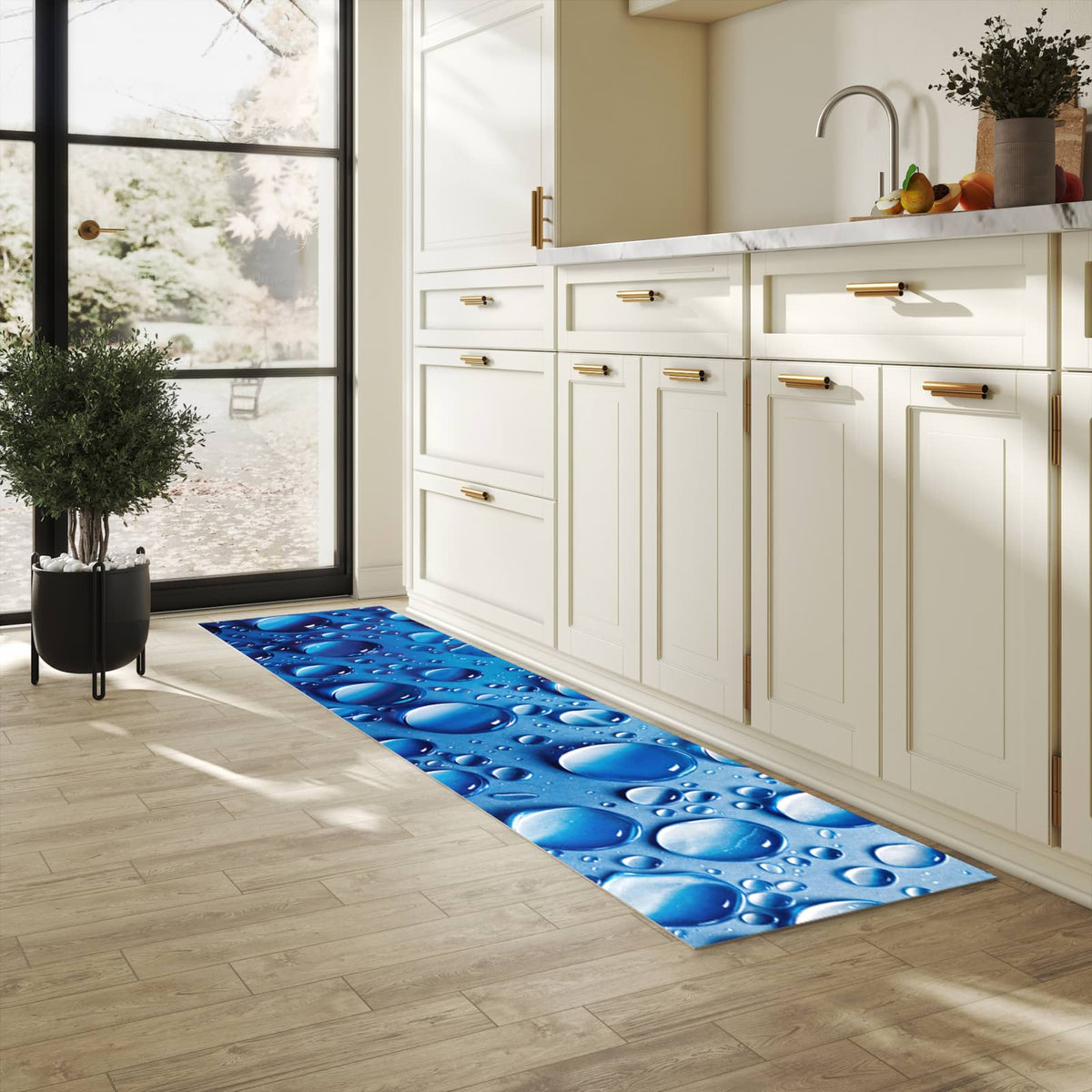 Langlebiger waschbarer Küchenläufer mit Motiv Wassertropfen in heller Küche