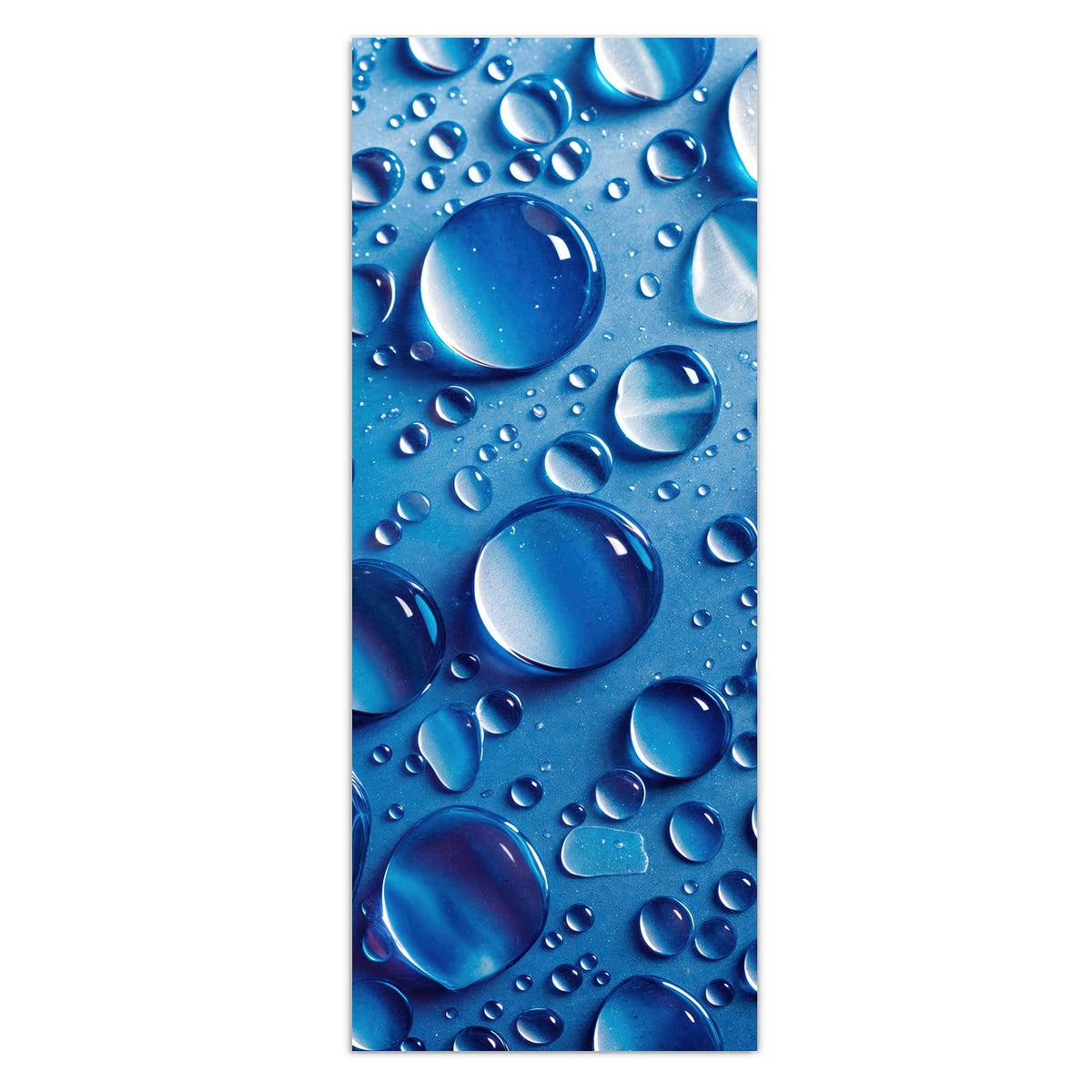 Runde Wassertropfen auf tiefblauer Fläche mit hellen Reflexen