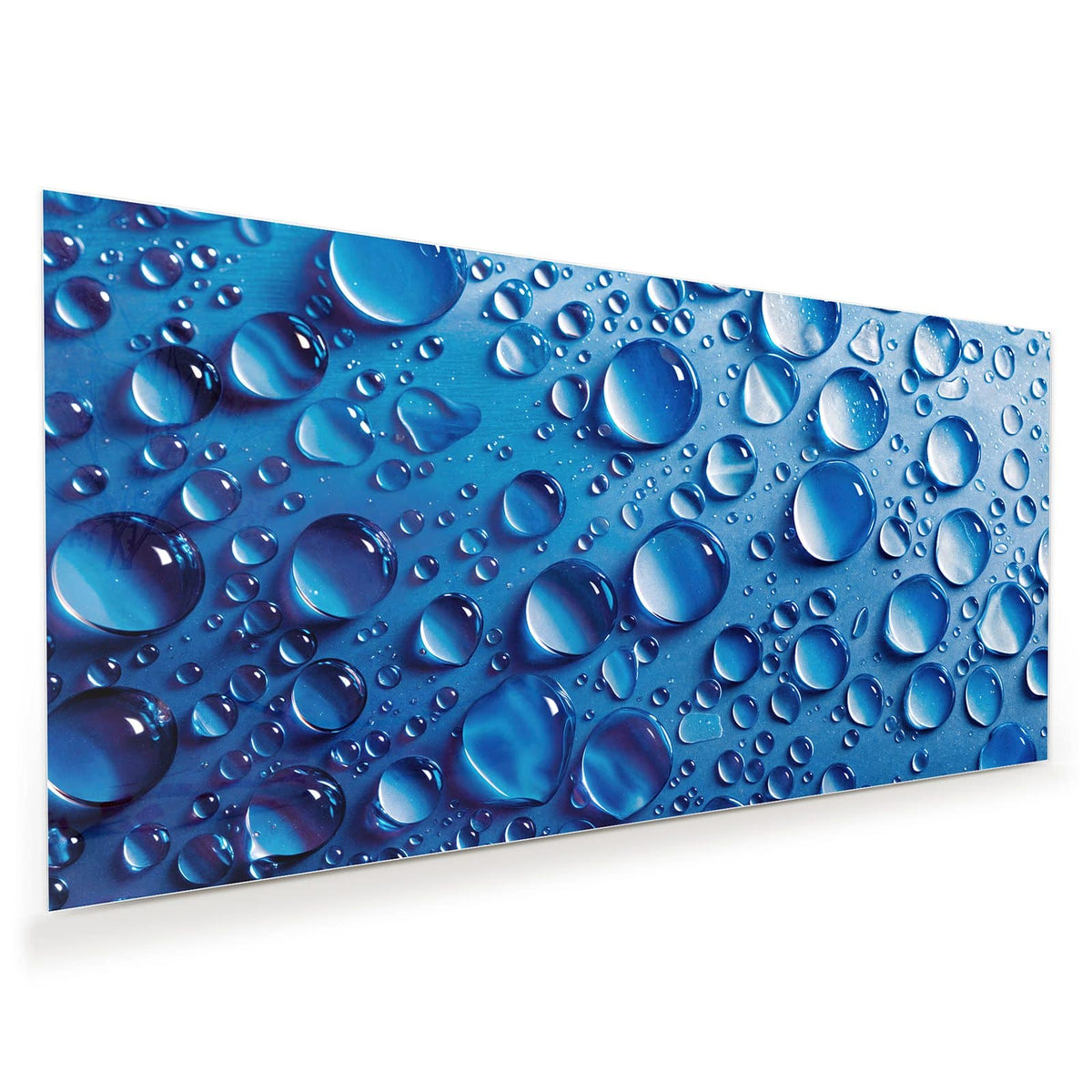 Runde Wassertropfen auf tiefblauer Fläche mit hellen Reflexen