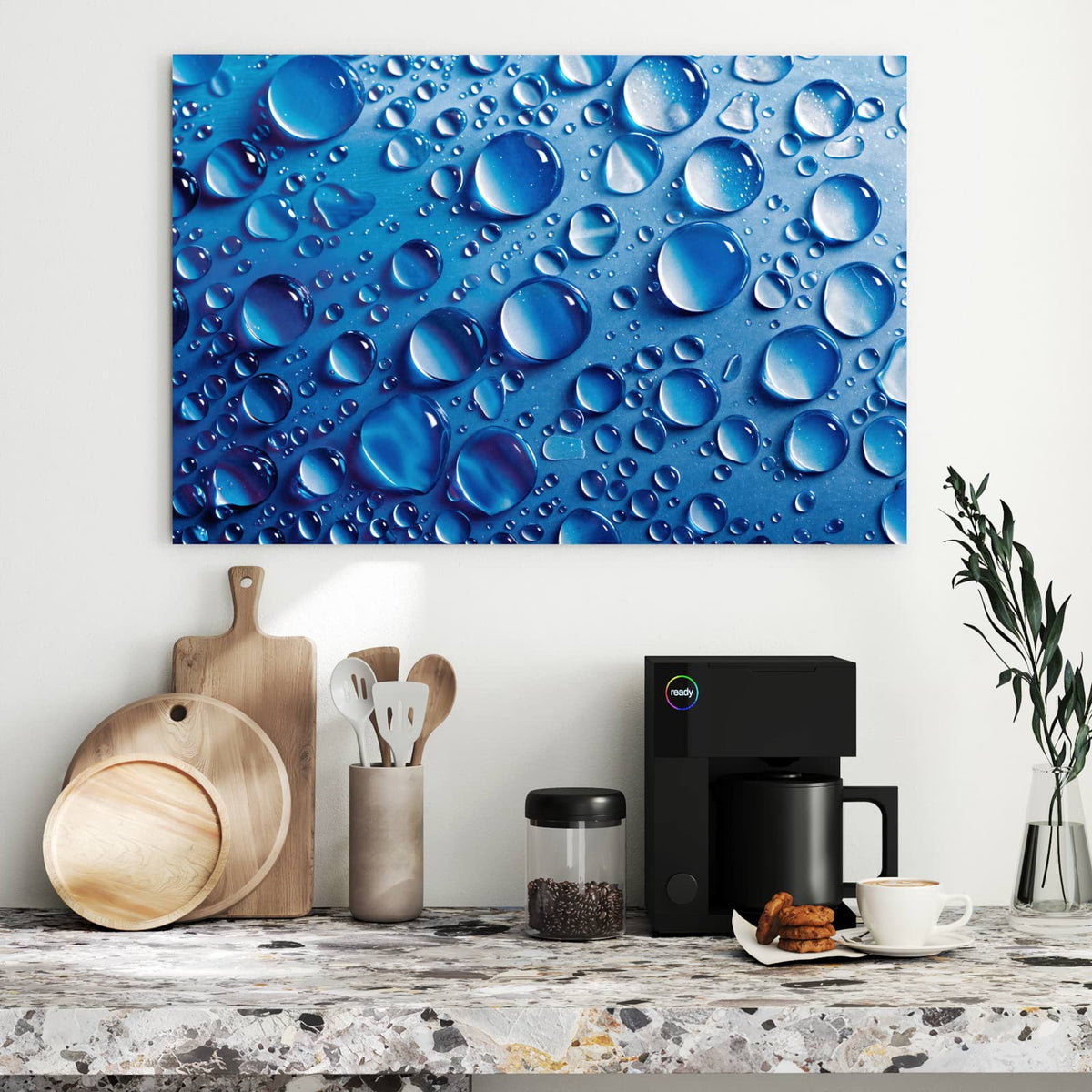 Runde Wassertropfen auf tiefblauer Fläche mit hellen Reflexen