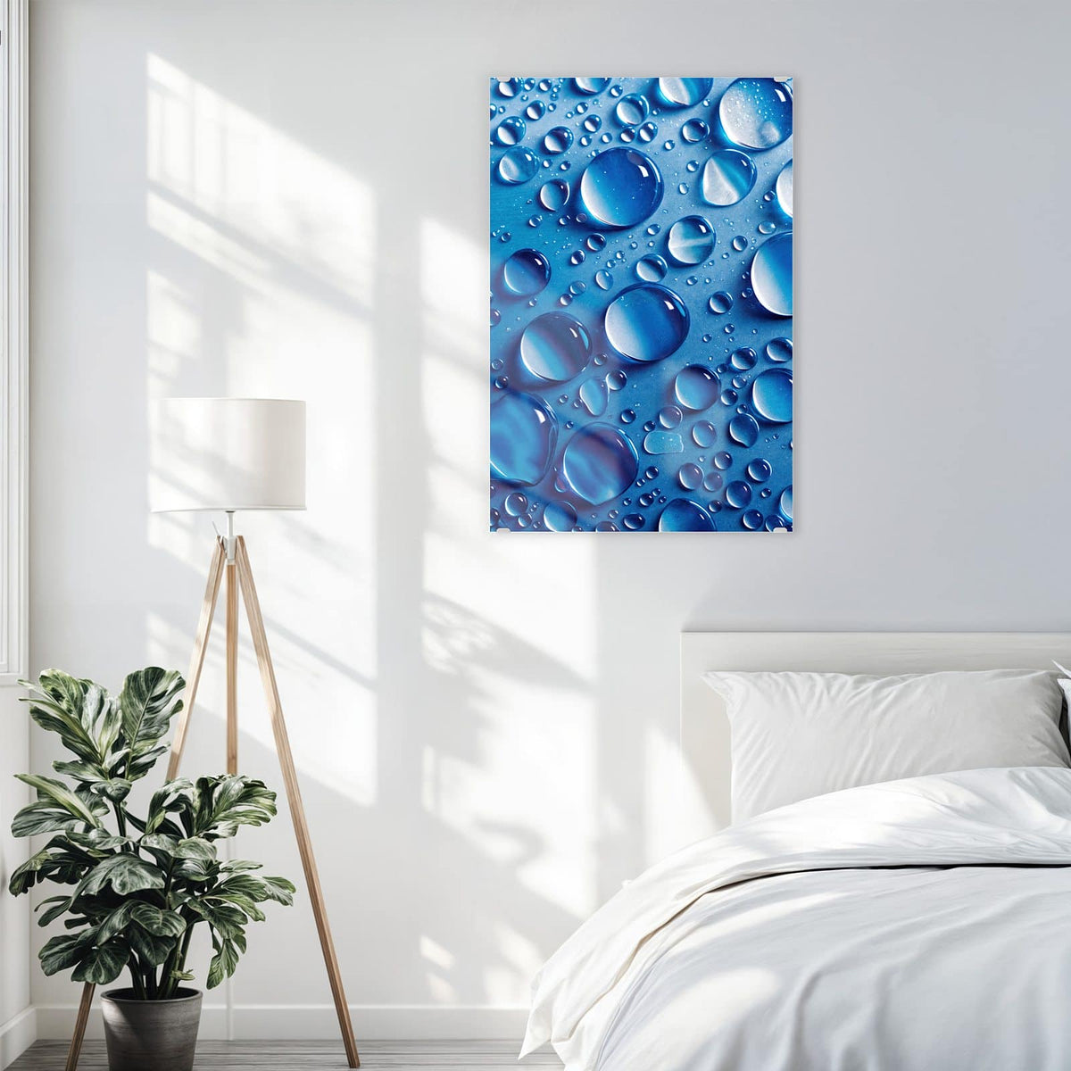 Glasbild Tropfen auf Blau an der Wand – Runde Wassertropfen auf tiefblauer Fläche mit hellen Reflexen