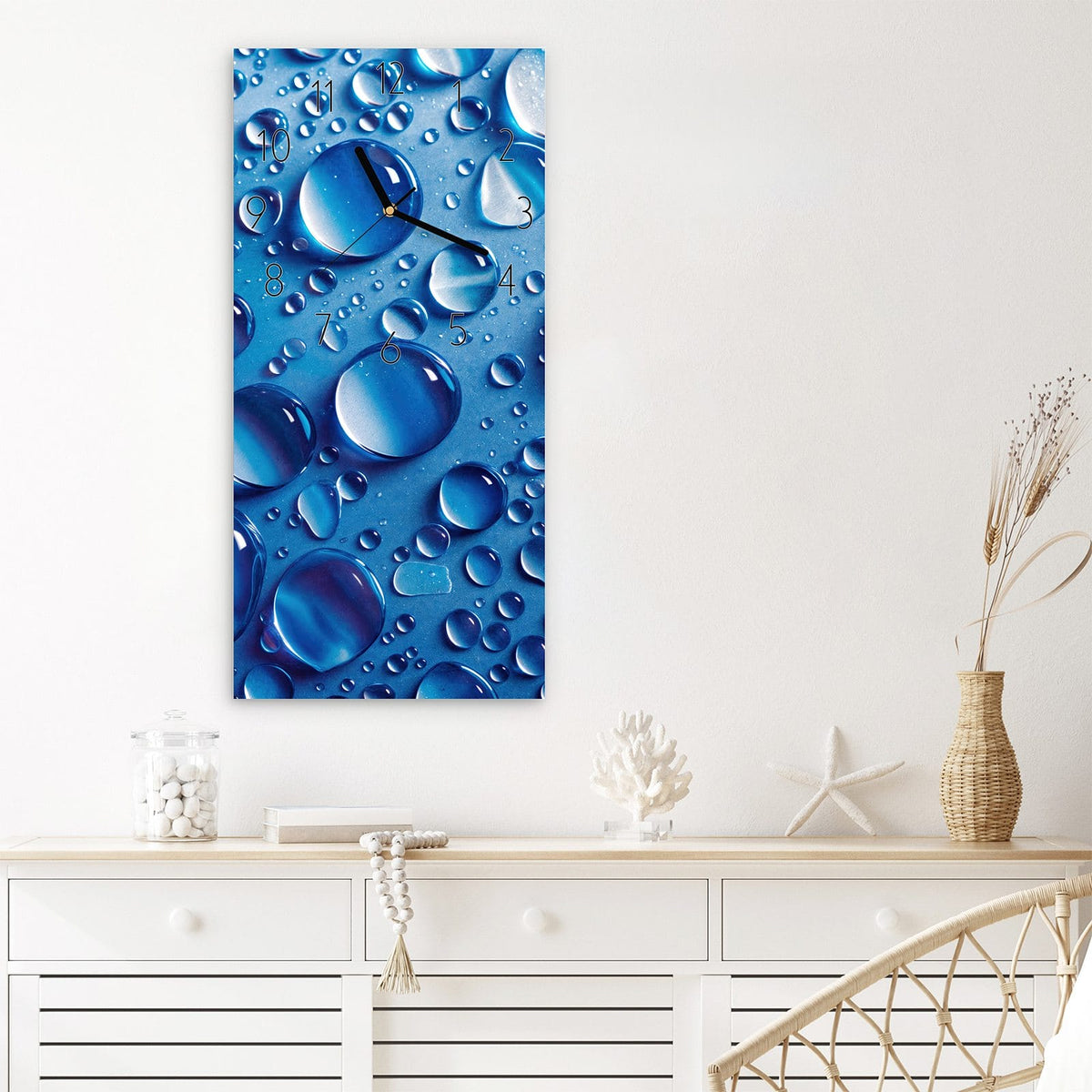 Wanduhr Wassertropfen aus Glas – Tropfen auf tiefblauer Fläche