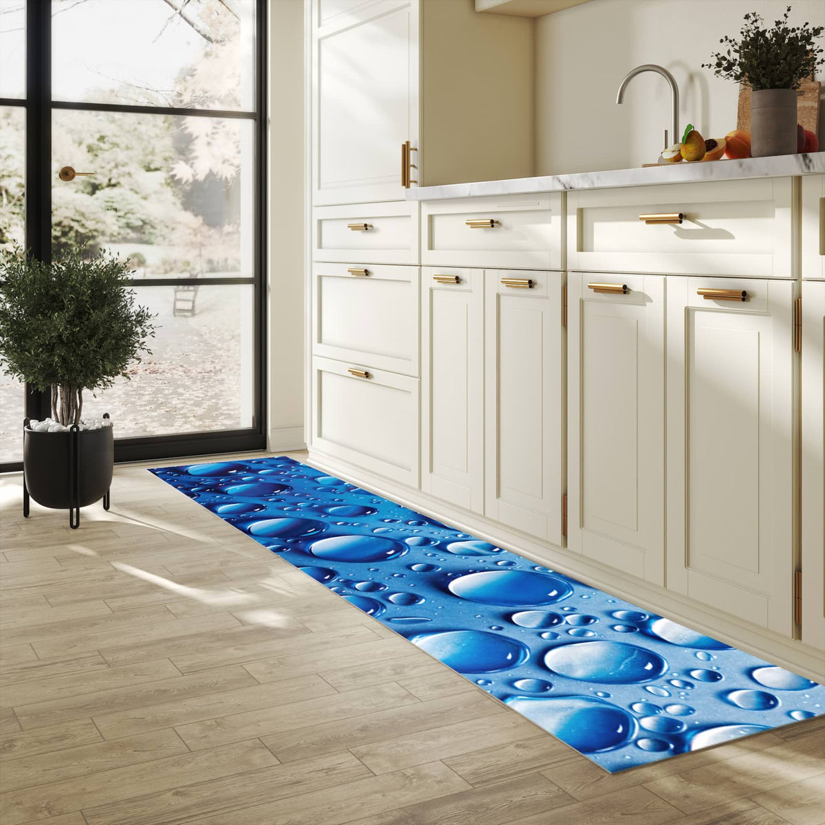 Flacher Küchenläufer mit Motiv Wassertropfen in heller Küche für lange Teppiche