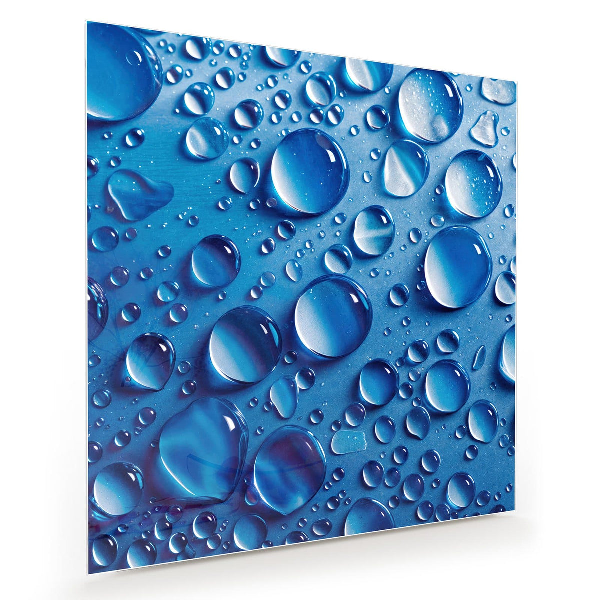 Runde Wassertropfen auf tiefblauer Fläche mit hellen Reflexen