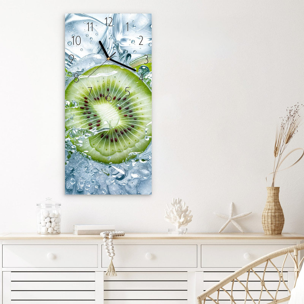 Wanduhr Frische Kiwi Spritzer aus Glas – Kiwischeiben im Wasserspritzer