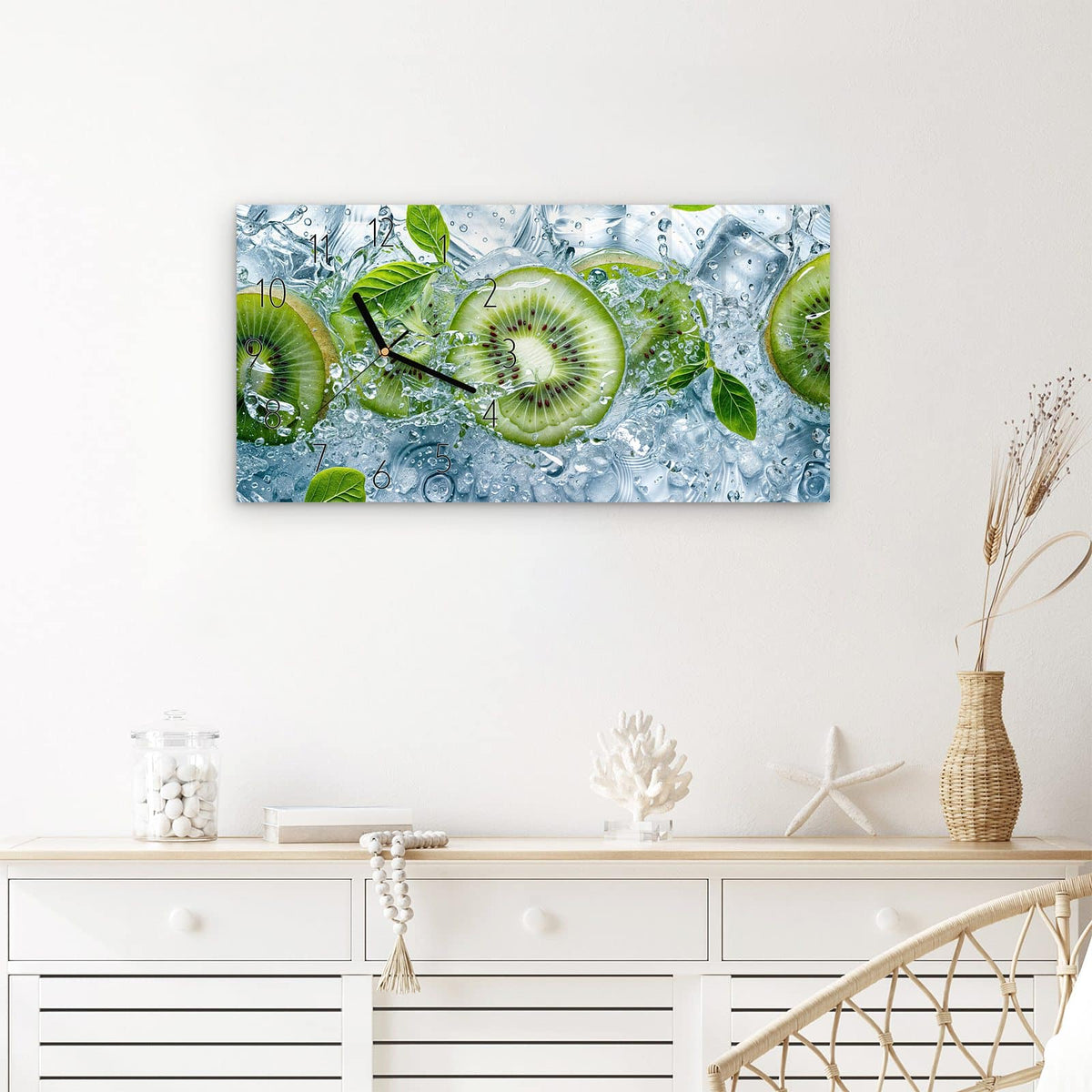 Wanduhr Frische Kiwi Spritzer aus Glas – Querformat 60 × 30 cm – Kiwischeiben im Wasserspritzer