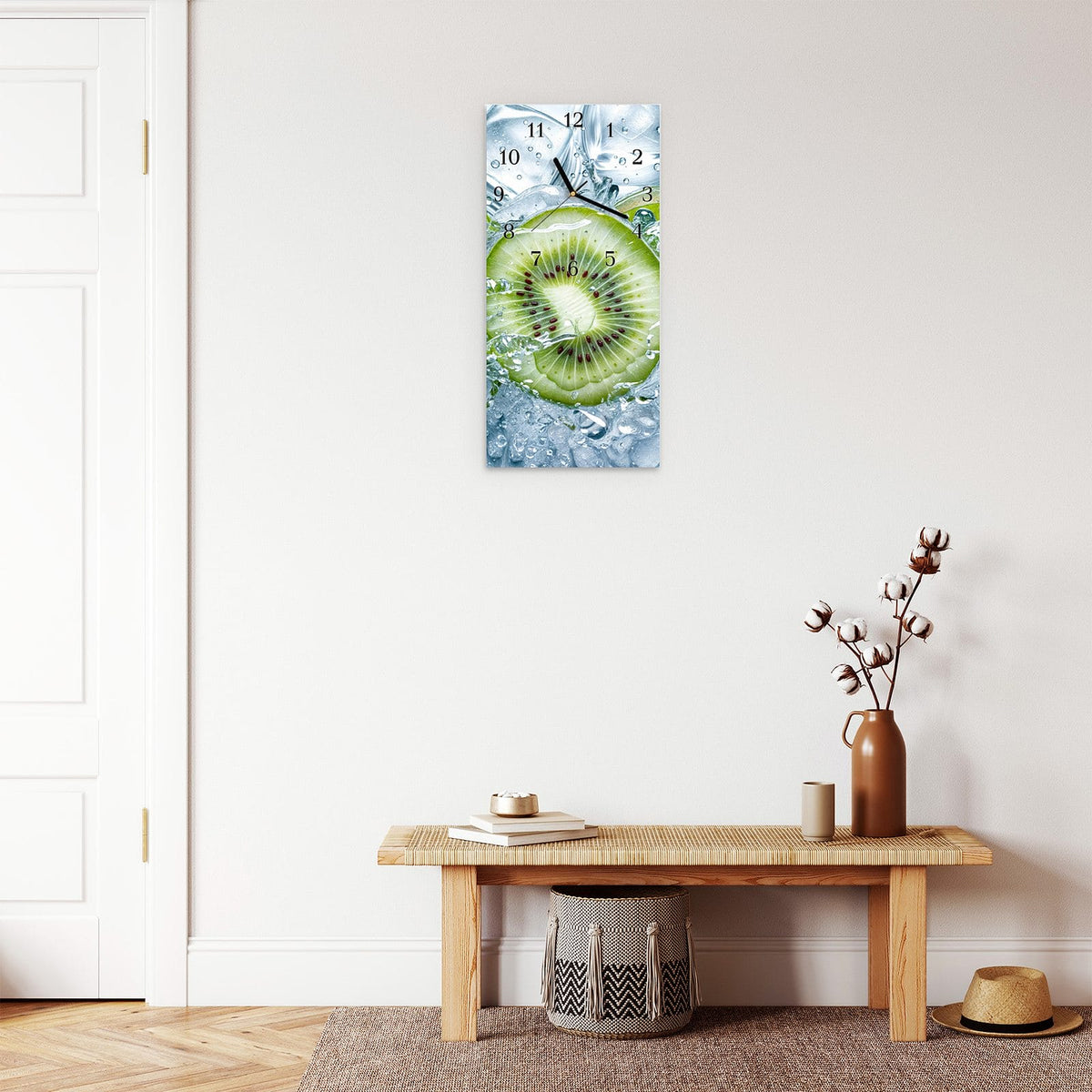 Moderne Wanduhr aus Glas mit Farbtiefe – Wanduhr Frische Kiwi Spritzer aus Glas – Hochformat 30 × 60 cm