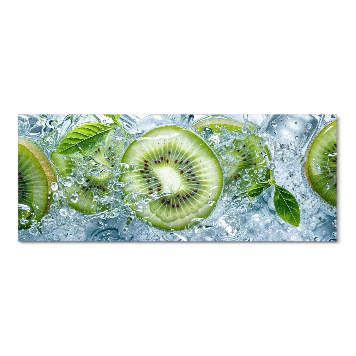 Kiwischeiben in aufspritzendem Wasser mit Eis und grünen Blättern vor blaugrauem Grund