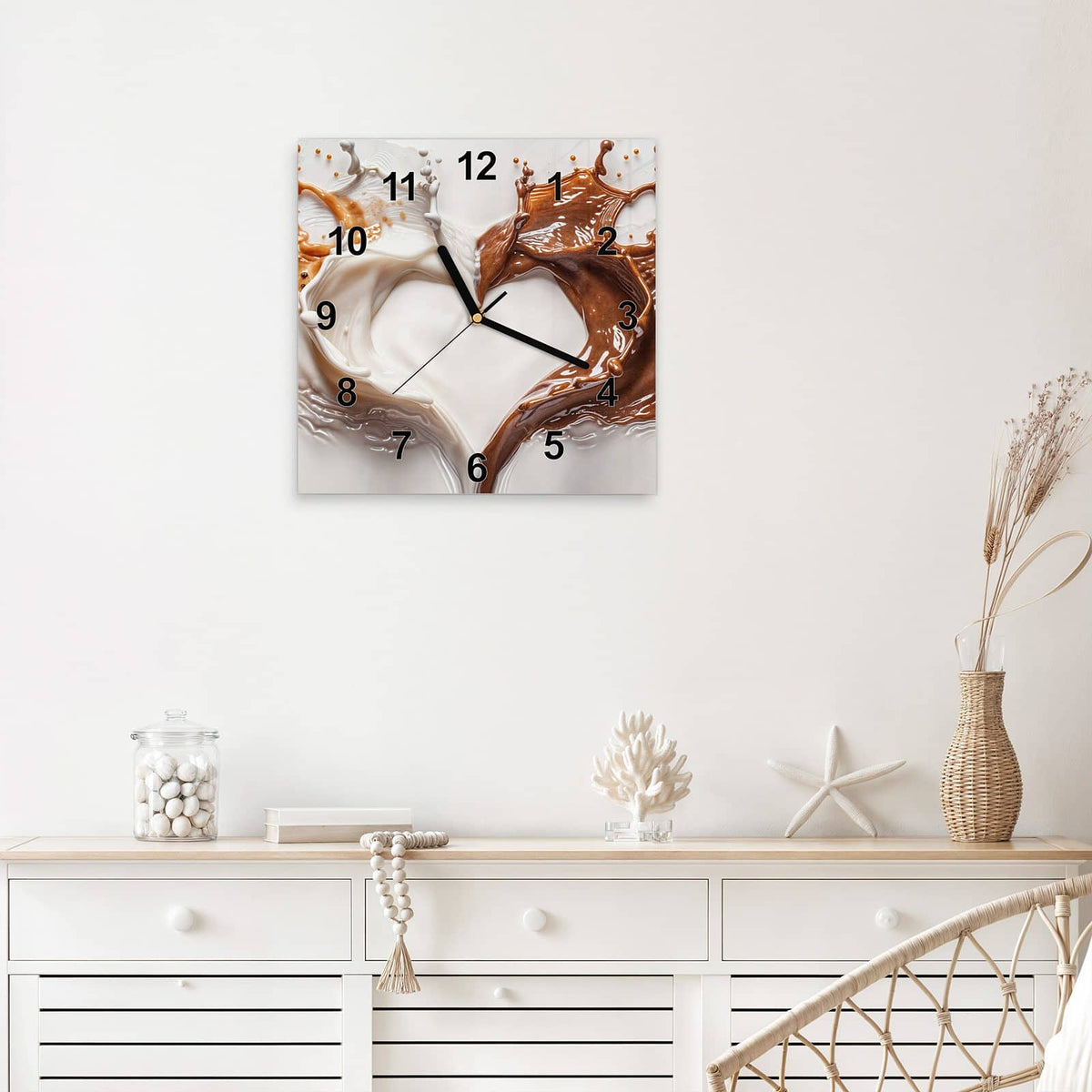 Quadratische Wanduhr aus Glas Herz aus Milch und Kakao mit Ziffernblatt Modern über einem weißen Sideboard
