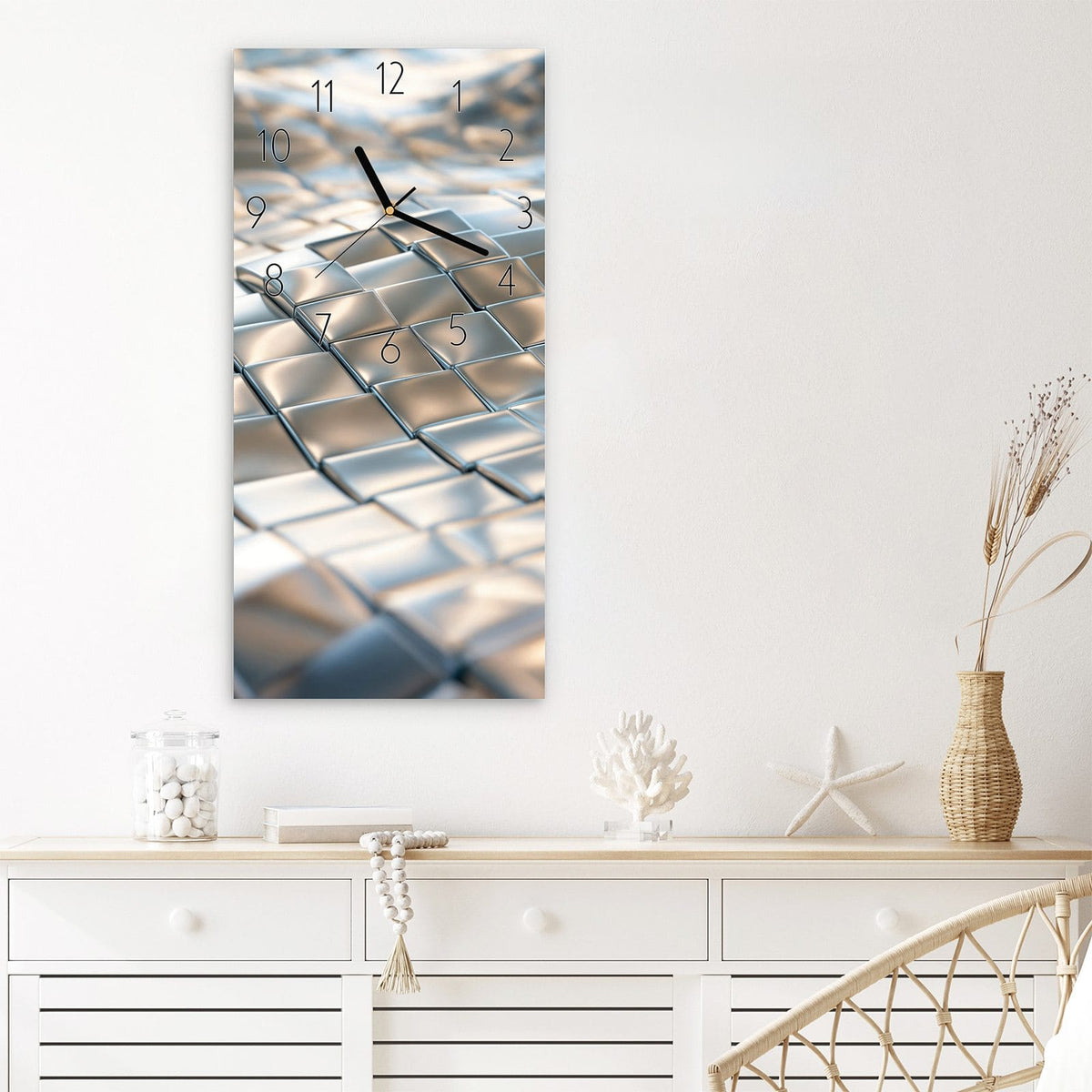 Wanduhr Metallische Fläche aus Glas – Hochformat 30 × 60 cm – Wellen aus silbernen Metallfliesen