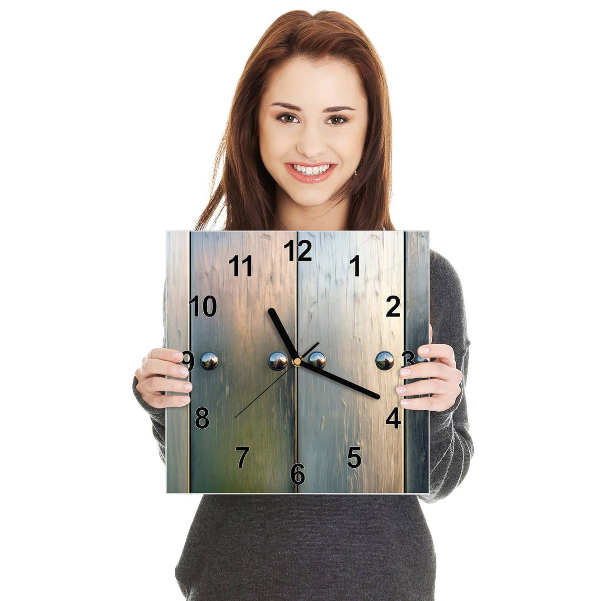 Quadratische Wanduhr aus Glas Metallknöpfe auf Holz in zwei Händen gehalten – Größenvergleich, 30 × 30 cm