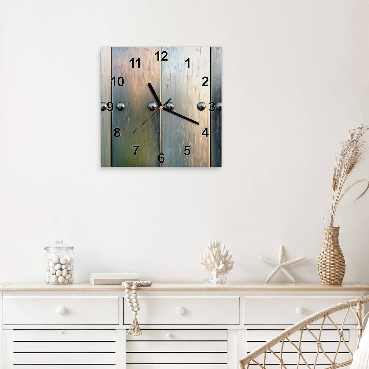 Quadratische Wanduhr aus Glas Metallknöpfe auf Holz mit Ziffernblatt Modern über einem weißen Sideboard