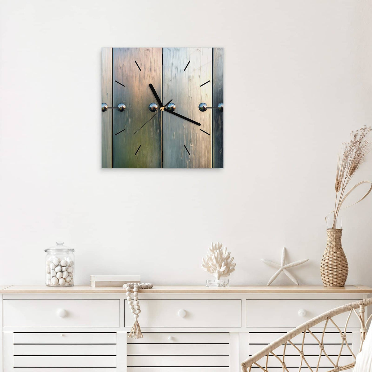 Quadratische Wanduhr aus Glas Metallknöpfe auf Holz mit Ziffernblatt Linie über einem weißen Sideboard