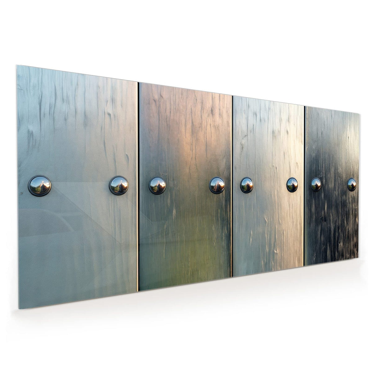 Küchenrückwand aus Glas im Hochformat: Sechs senkrechte Holzpaneele in Grau-Grün-Tönen, jedes mit einem runden, glänzenden Metallknopf