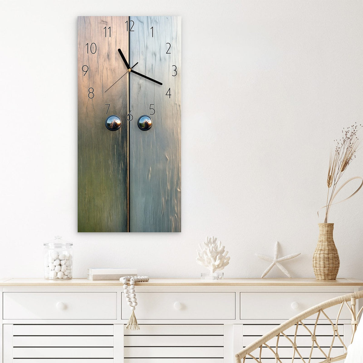 Wanduhr Metallene Paneele aus Glas – Holzpaneele mit glänzenden Knöpfen