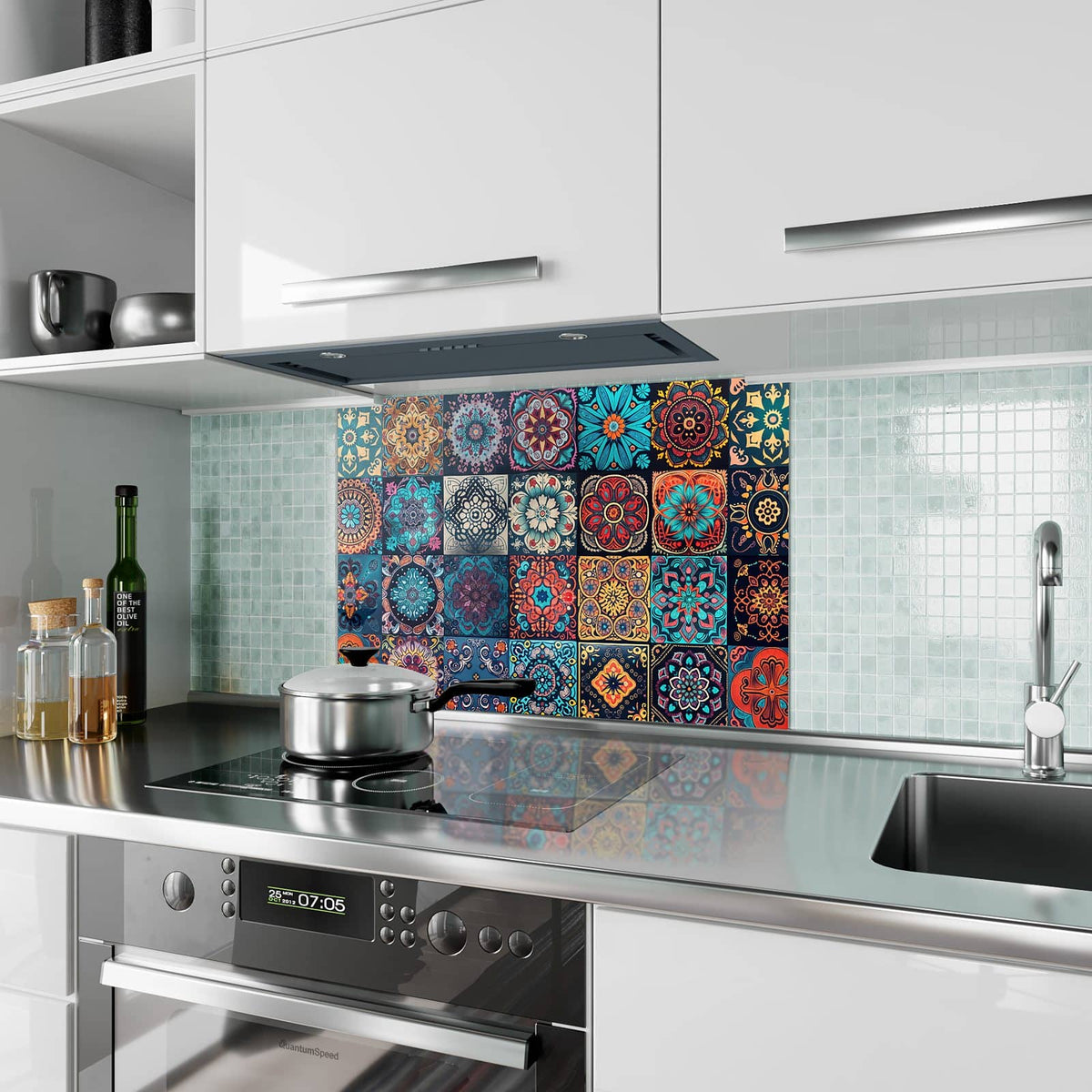 Küchenrückwand aus Glas Kacheln mit Mandalas im Hochformat als Spritzschutz hinter dem Kochfeld, über dem Fliesenspiegel montiert
