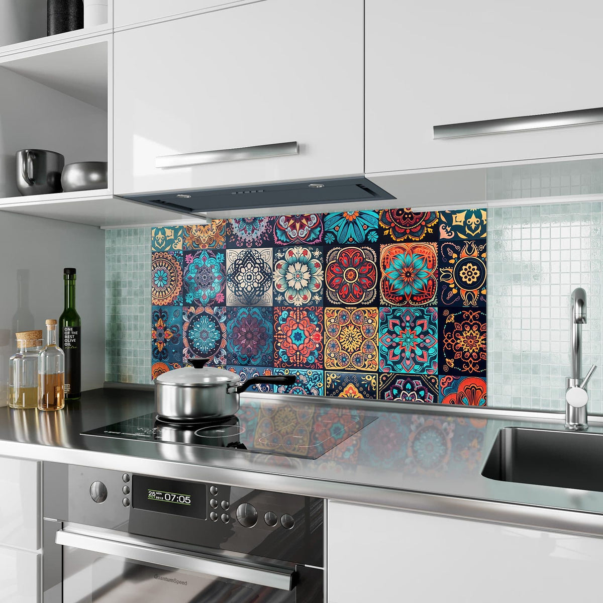 Küchenrückwand aus Glas Kacheln mit Mandalas im Hochformat als Spritzschutz hinter dem Kochfeld, über dem Fliesenspiegel montiert
