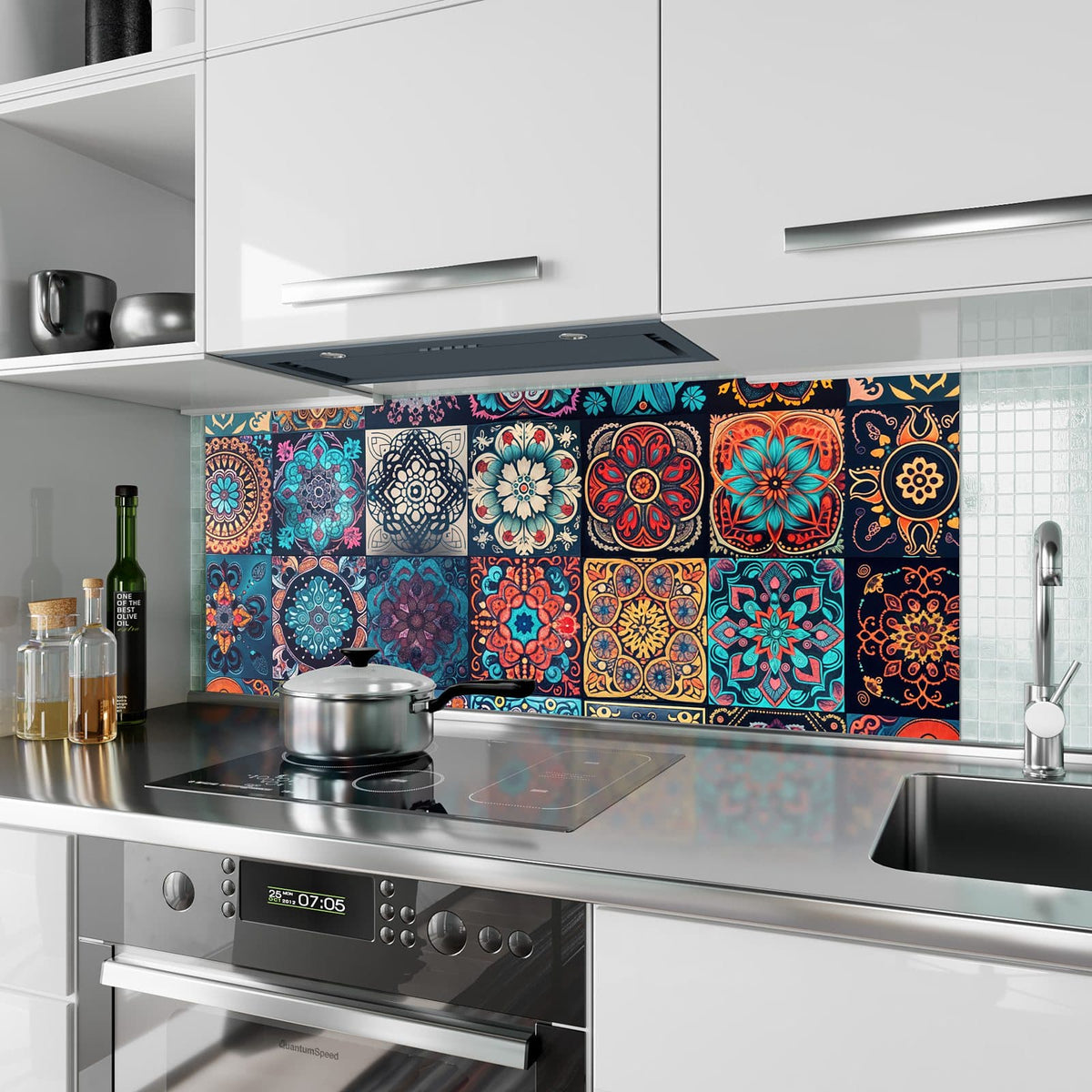Küchenrückwand aus Glas Kacheln mit Mandalas im Hochformat als Spritzschutz hinter dem Kochfeld, über dem Fliesenspiegel montiert