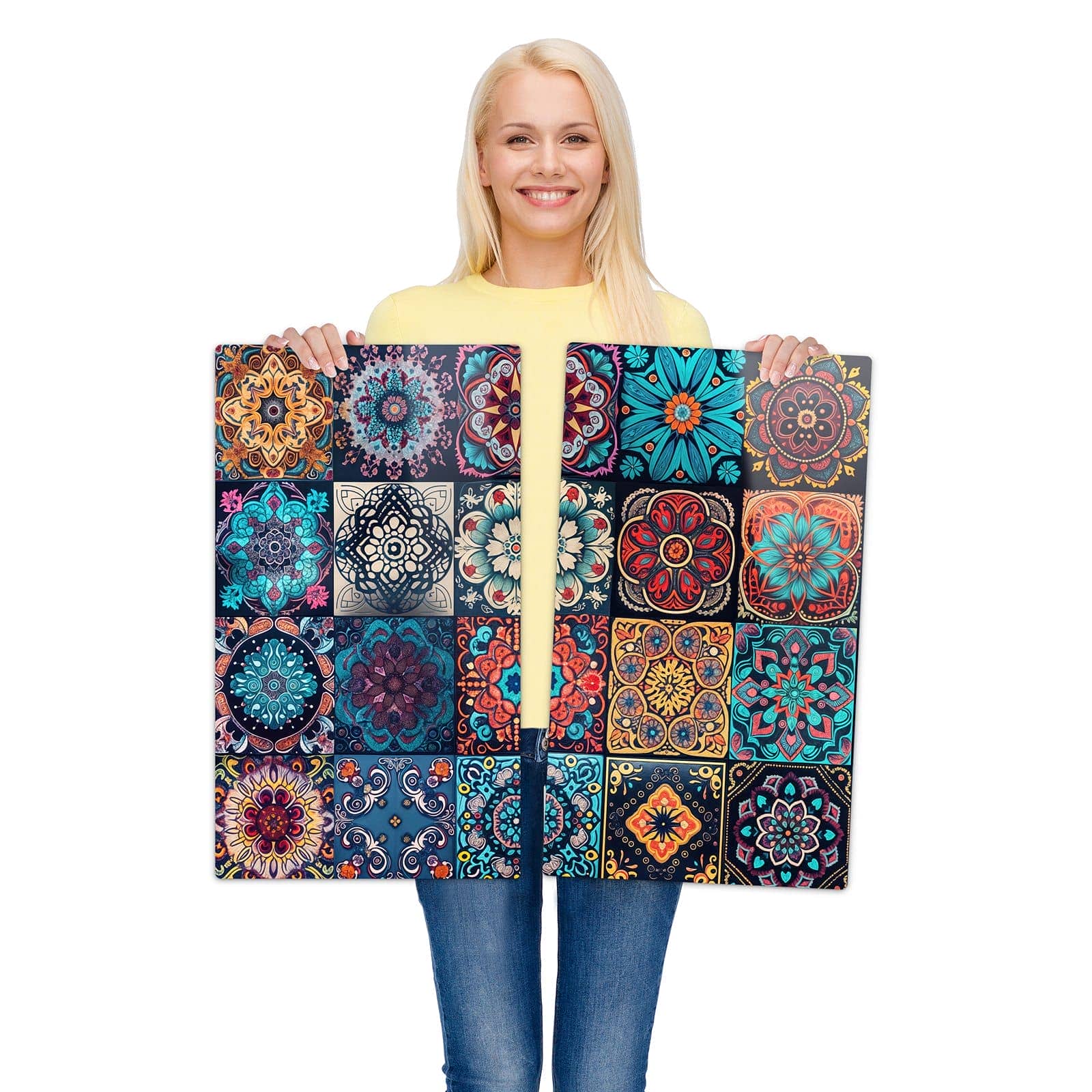 Herd Schutzplatte mit Mandala Mosaik Teppich-Motiv wird zur Größendarstellung gehalten