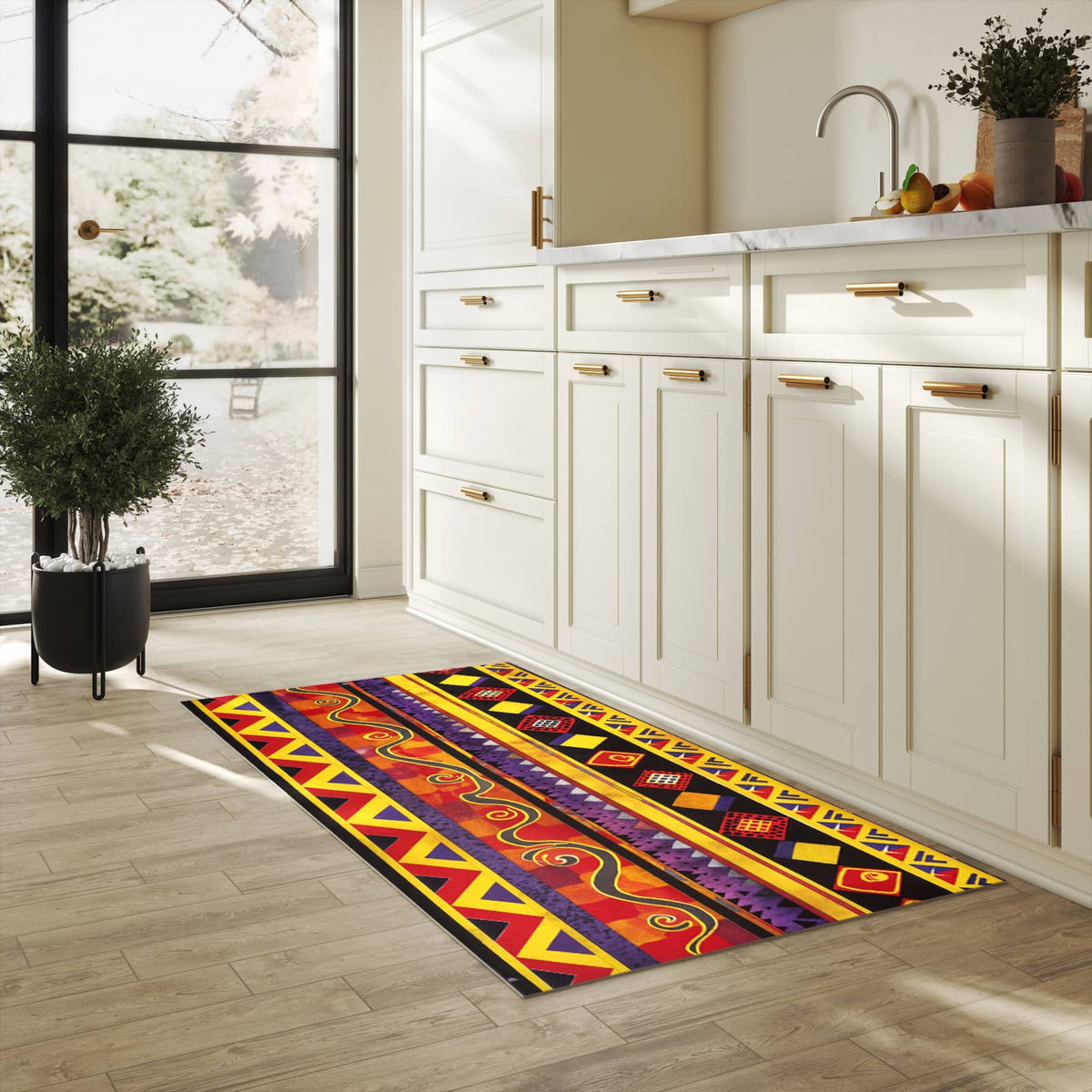 Langlebiger Küchenteppich mit Motiv Ethno Muster Schwarz Rot in heller Küche