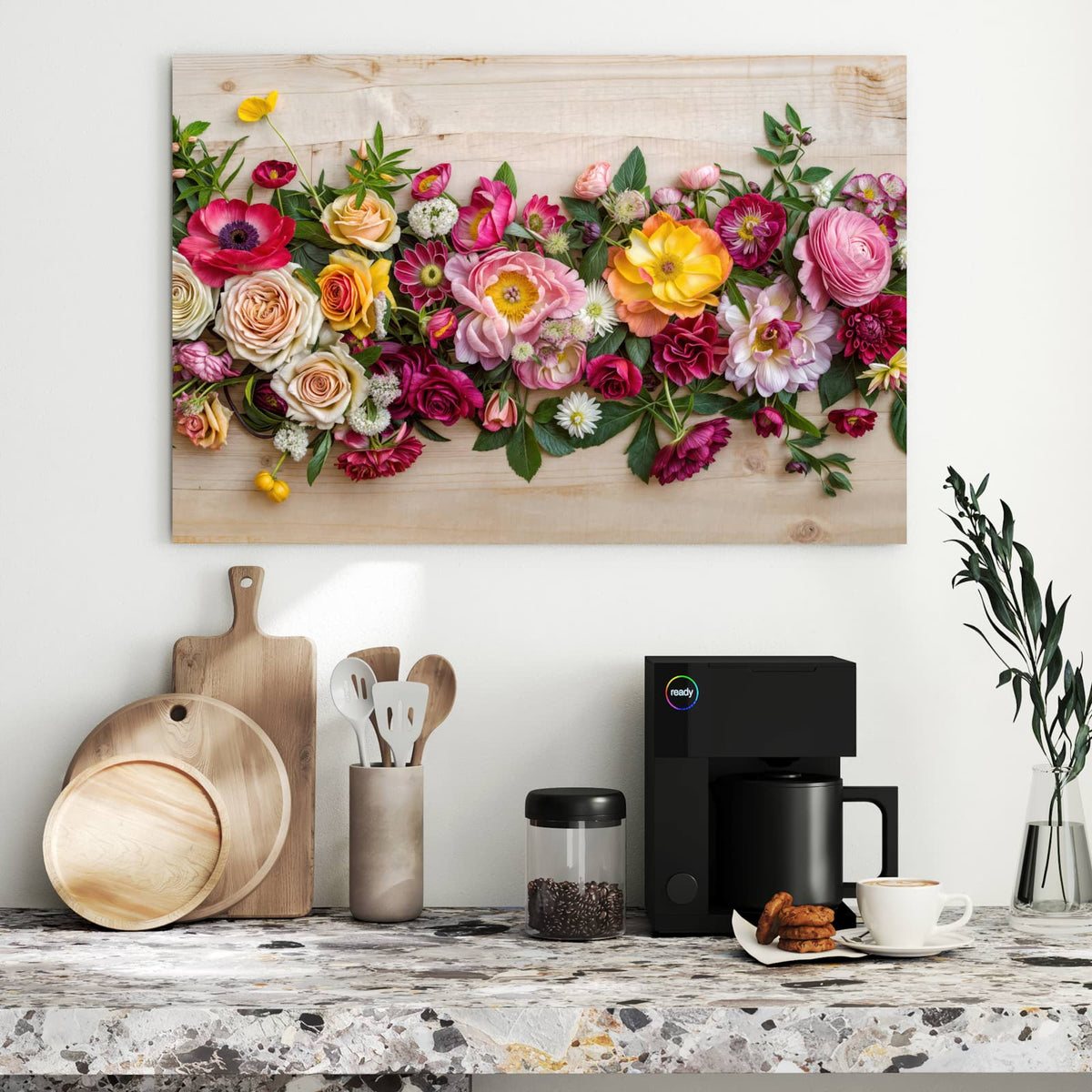 Bunte Rosen, Ranunkeln und Dahlien als breites Band auf hellem Holz ausgelegt, Draufsicht