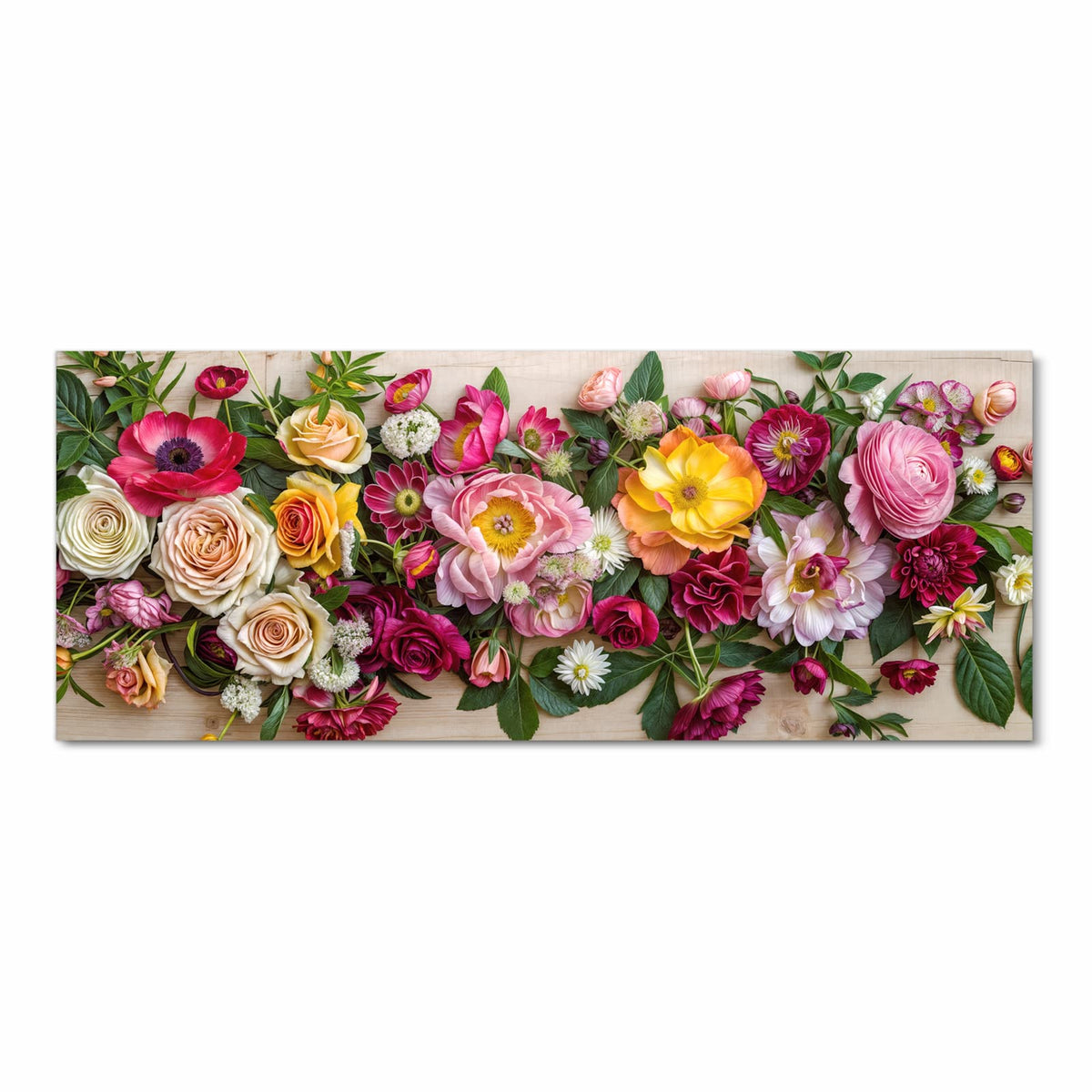 Bunte Rosen, Ranunkeln und Dahlien als breites Band auf hellem Holz ausgelegt, Draufsicht