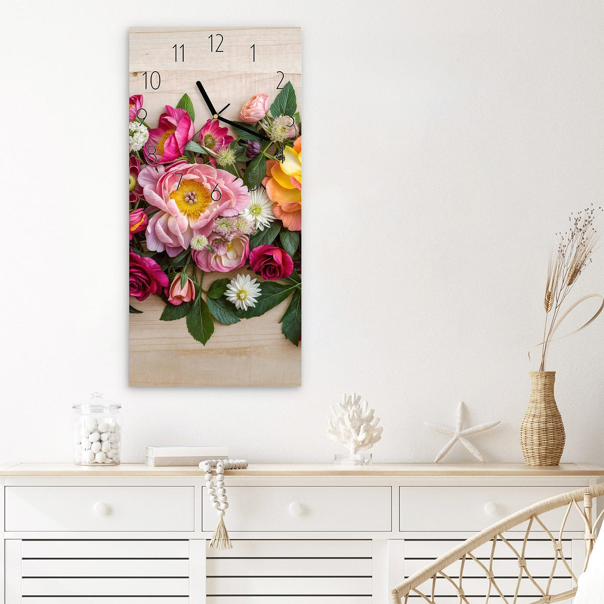 Wanduhr Blumenbouquet aus Glas – Blumenarrangement auf hellem Holz