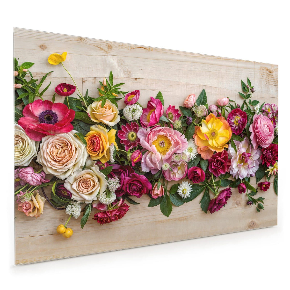 Küchenrückwand aus Glas im Hochformat mit Motiv Blumenband auf Holz: Bunte Rosen, Ranunkeln und Dahlien als breites Band auf hellem Holz ausgelegt, Draufsicht