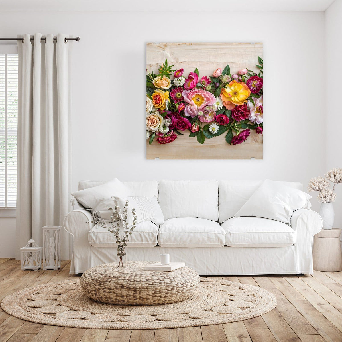 Glasbild Blumenband auf Holz an der Wand – Bunte Rosen, Ranunkeln und Dahlien als breites Band auf hellem Holz ausgelegt, Draufsicht