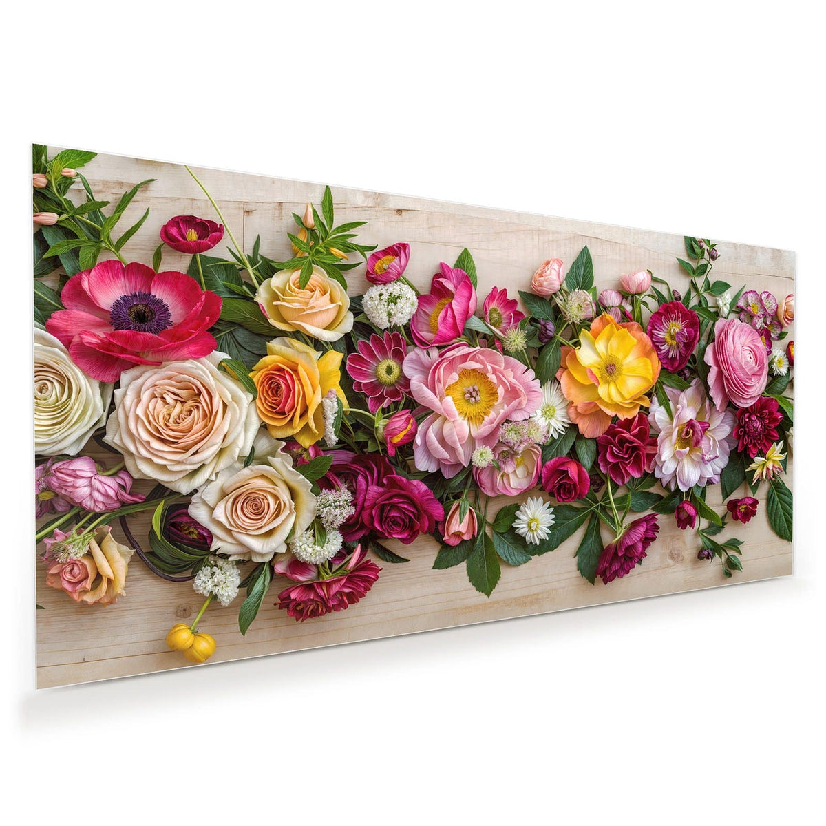 Bunte Rosen, Ranunkeln und Dahlien als breites Band auf hellem Holz ausgelegt, Draufsicht