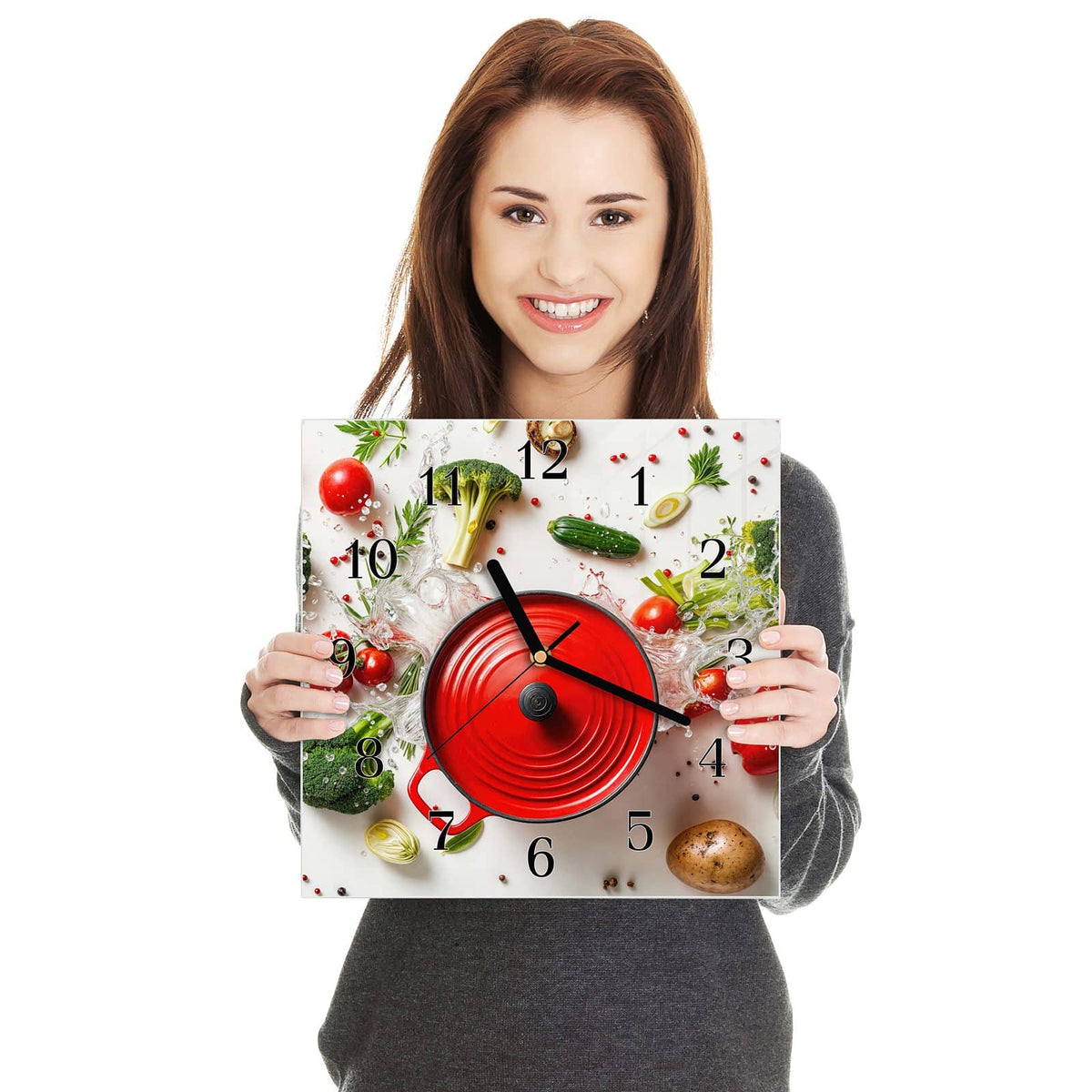 Quadratische Wanduhr aus Glas Roter Topf mit Gemüse in zwei Händen gehalten – Größenvergleich, 30 × 30 cm