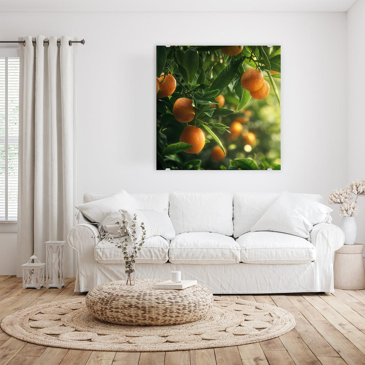 Glasbild Reife Orangen am Zweig an der Wand – Reife Orangen zwischen grünen Blättern an Zweigen, sonniges Gegenlicht.