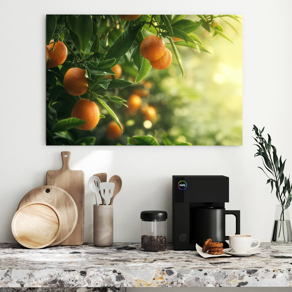 Reife Orangen zwischen grünen Blättern an Zweigen, sonniges Gegenlicht.