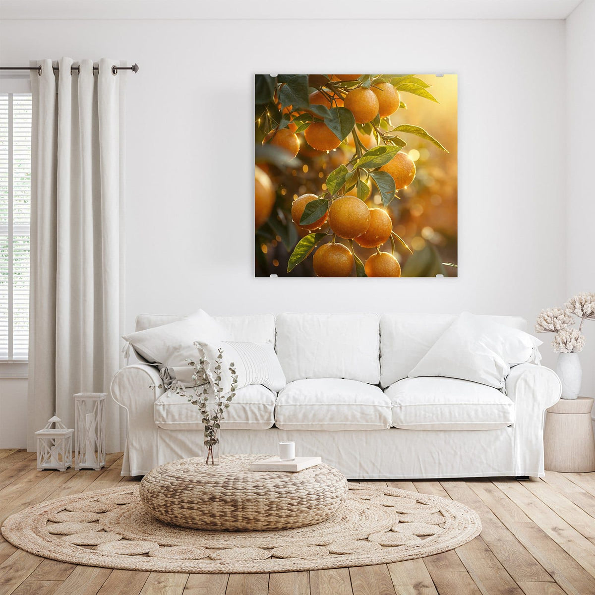 Glasbild Sonnengeflutete Orangen an der Wand – Orangen mit Wassertropfen am Zweig, warmes Gegenlicht zwischen den Blättern