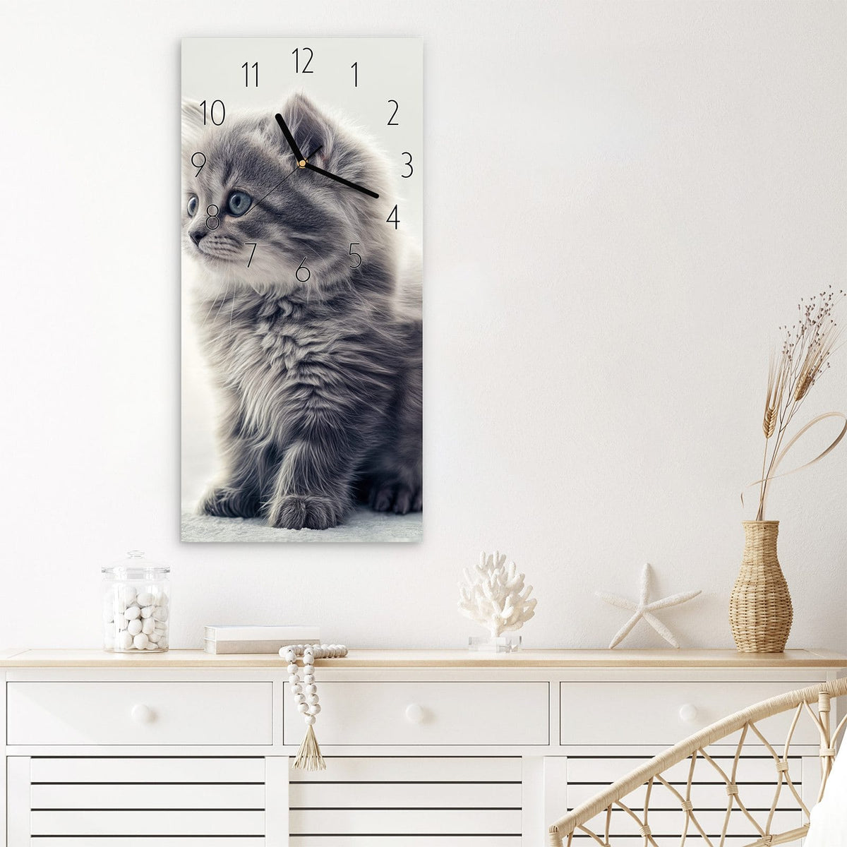 Wanduhr Kitten Portrait aus Glas – Graues Kätzchen mit weißen Akzenten