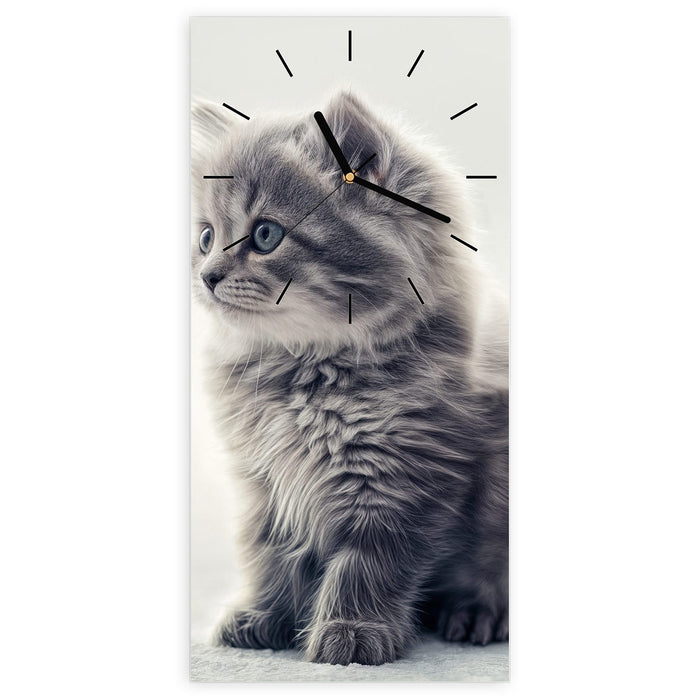 Wanduhr Kitten Portrait aus Glas – Hochformat 30 × 60 cm mit Ziffernblatt Linie
