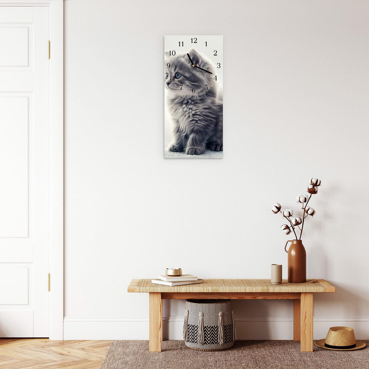 Moderne Wanduhr aus Glas mit Farbtiefe – Wanduhr Kitten Portrait aus Glas – Hochformat 30 × 60 cm