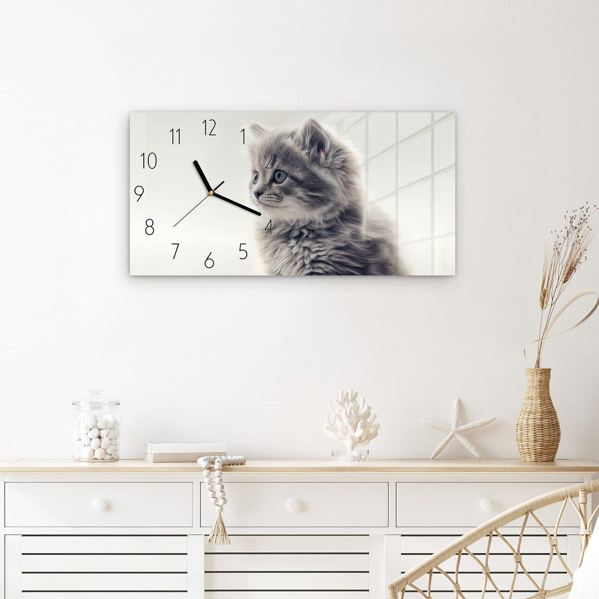 Wanduhr Kitten Portrait aus Glas – Querformat 60 × 30 cm – Graues Kätzchen mit weißen Akzenten