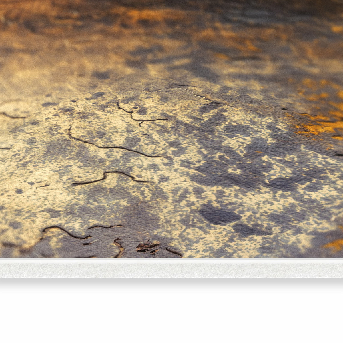 Fleckenresistenter Küchenläufer nach Maß mit Motiv Golden Texture in seitlicher Ansicht